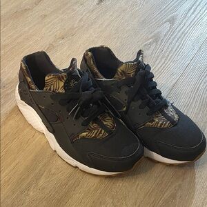 Nike Kids. Huarache run print. Black and Gold Sneakers